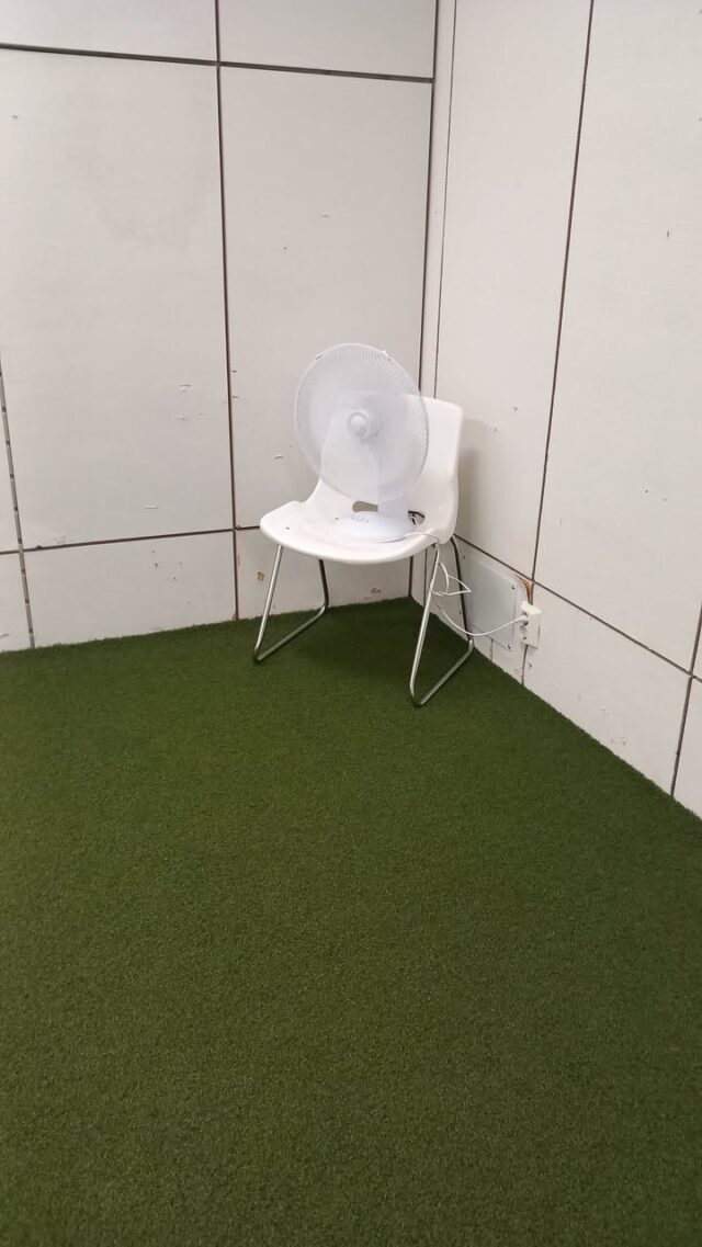 Hei treenaajat! Kiitos että annatte palautetta noin ahkerasti ja vastailenkin nyt palautteisiin! Koko talossahan ei ole ilmastointia ja jonkun mielestä voi olla tunkkainen ilma, mun mielestä ei sen tunkkaisempi kuin muissa halleissakaan! Kävin laittamassa nyt tuulettimen nurkkaan pyörimään ja jätin oven auki sekä laitoin raikastetta mattoon! Pesisin myös mattoa jos tietäisin mistä kohtaa pestä? Pissipyyhintä papereita oli reilusti roskissa mut ei ilmoitusta mihin pissitty tai sotkusakkoa maksettuna!!! Kamerat nyt tämän vuoksi harkinnassa! Koiran kiinnityslenkkejä löytyy tällä hetkellä 2 ja katsotaan saisiko niitä johonkin seinään lisää! Keppien helpommat ohjurit tekeillä! Säilytättehän putket pystyasennossa ja kannatte ne kantokepillä ja keinu olisi hyvä säilyttää näin päin että kukaan ei loukkaa itseään jos keinun pää törröttää pystyssä ovella! Kepit pitäisi nyt olla helpommin saatavilla!